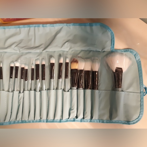 Makeup Bundle - Picture 5 of 8